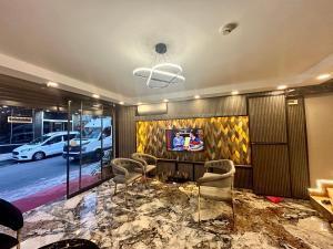 Posezení v ubytování Crowned Exclusive Hotel