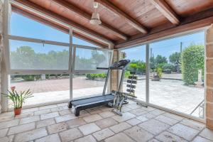 Fitness centrum a/nebo fitness zařízení v ubytování Masseria Pitorrè with private pool