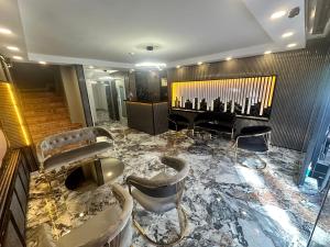Posezení v ubytování Crowned Exclusive Hotel