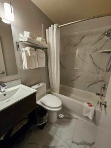 Um banheiro em Econo Lodge