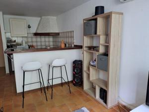 Η κουζίνα ή μικρή κουζίνα στο Appartement T2 meublé tout confort