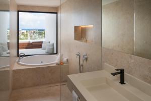 Um banheiro em Live Aqua Punta Cana - All Inclusive - Adults Only