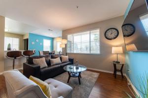 un soggiorno con un divano e un tavolo di Luxury Suite, Fast Wifi, King Bed, Pool And Spa a Santa Clarita