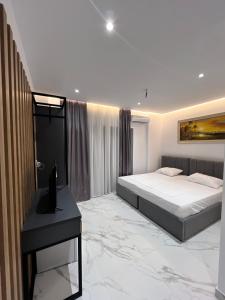 サランダにあるLezet Hotelのベッドと机が置かれた寝室