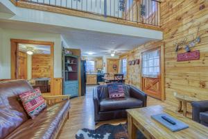 ピジョン・フォージにあるER24 - Honeysuckle Holler - Great Location,,Close to town cabinのソファとテーブルのあるリビングルーム