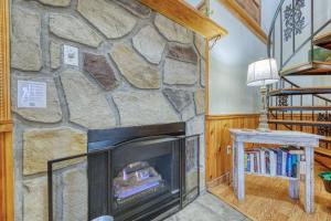 ピジョン・フォージにあるER24 - Honeysuckle Holler - Great Location,,Close to town cabinの石壁のリビングルームの石造りの暖炉