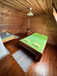 Priežmuiža في بافيلوستا: غرفة علوية بسريرين في كابينة خشبية