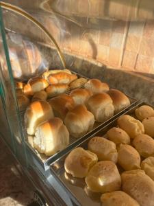 Una vitrina llena de muchos bollos en Pousada Kekanto, en Olímpia