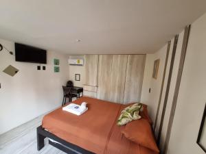 Un dormitorio pequeño con una cama en una habitación. en Grand Depa Bellomar, en Acapulco 18 fotos más
