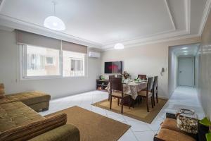 TV a/nebo společenská místnost v ubytování GRJA032- Tranquilidade na Av. Atlântica com 4Q+3WC