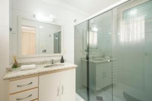 Koupelna v ubytování GRJA032- Tranquilidade na Av. Atlântica com 4Q+3WC + 42 fotografií