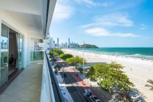 einen Balkon mit Blick auf den Strand und das Meer in der Unterkunft GRJA051- Incrível vista mar | Localização perfeita in Balneário Camboriú