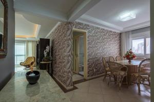 ein Esszimmer mit Tisch und Stühlen in der Unterkunft GRJA051- Incrível vista mar | Localização perfeita in Balneário Camboriú
