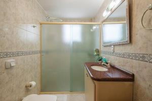 ein Badezimmer mit Dusche und Waschbecken in der Unterkunft GRJA051- Incrível vista mar | Localização perfeita in Balneário Camboriú + 45 Fotos