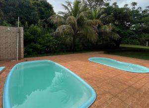 a large blue tub sitting on top of a brick yard at Pousada Keluz in Olímpia