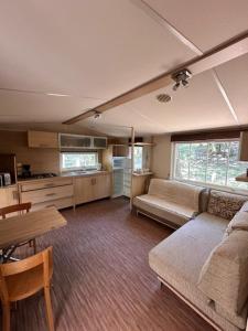 Camping les Lacs d'Armagnac的厨房或小厨房