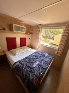 Camping les Lacs d'Armagnac客房内的一张或多张床位