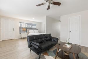 een woonkamer met een bank en een bed bij Calmont Guest House in Fort Worth