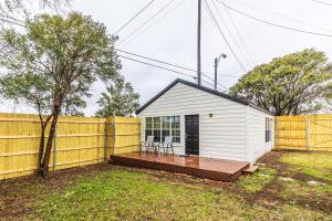 een klein wit huis met een houten hek bij Calmont Guest House in Fort Worth