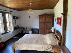 BrodilovoにあるBrodilovoのベッドと机が置かれた寝室