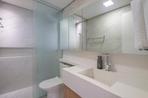 ein weißes Badezimmer mit Waschbecken und Dusche in der Unterkunft LFYT135-Alto padrão localização ideal Av Atlântica in Balneário Camboriú + 54 Fotos