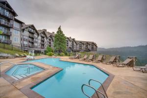Bazén v ubytování Cle Elum Condo with Balcony in Suncadia Resort! nebo v jeho okolí