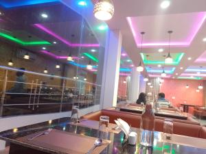Un restaurante con una mesa con una botella encima. en Resort Marigold - Tajpur Beach, en Tajpur