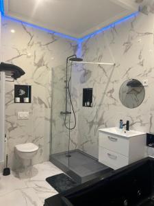 a bathroom with a shower and a toilet and a sink at Suite Zen Jacuzzi TV Integrée Clim Wifi Béziers Centre Arrivée Autonome 24h24 in Béziers +27 photos