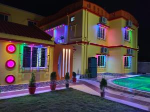 una casa con piscina por la noche en Resort Marigold - Tajpur Beach, en Tajpur