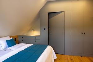 a bedroom with a large bed and a closet at La Villa du Morakopf - Colmar in Niedermorschwihr