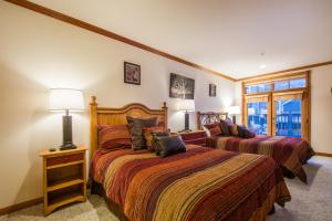 Giường trong phòng chung tại Downtown 2 Bedroom Town Lift by All Season Resorts Lodging