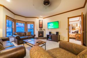 TV/trung tâm giải trí tại Downtown 2 Bedroom Town Lift by All Season Resorts Lodging