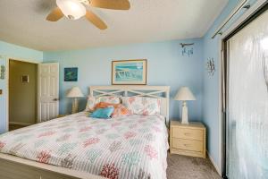 une chambre avec un lit et un ventilateur de plafond dans l'établissement Waterfront Nags Head Townhome with Amenity Access!, à Nags Head