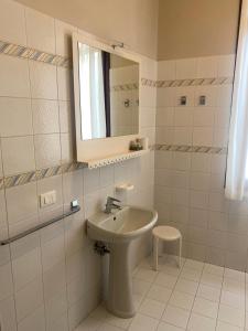 A bathroom at Albergo Leon D'Oro