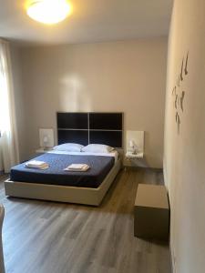A bed or beds in a room at Albergo Leon D'Oro
