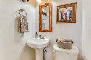 Ένα μπάνιο στο Cozy Ruidoso Condo with Deck about 2 Mi to Cedar Creek! +26 φωτογραφίες