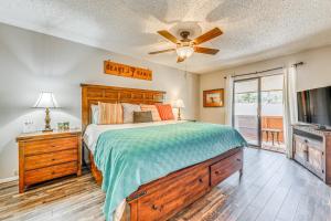 Ένα ή περισσότερα κρεβάτια σε δωμάτιο στο Cozy Ruidoso Condo with Deck about 2 Mi to Cedar Creek!