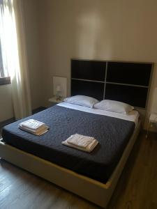 A bed or beds in a room at Albergo Leon D'Oro