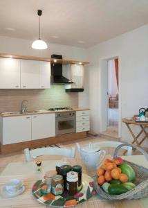 Η κουζίνα ή μικρή κουζίνα στο Summertime Villa +25 φωτογραφίες