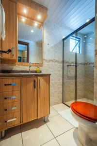 Un baño con inodoro y ducha de cristal. en GDGT121-Conforto com 3Q+3WC+2vagas e churrasqueira, en Balneário Camboriú 66 fotos más