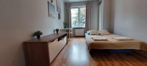 mały pokój z łóżkiem i oknem w obiekcie Baltic Sands Apartment w Gdańsku