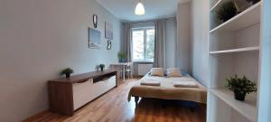 salon z łóżkiem i stołem w obiekcie Baltic Sands Apartment w Gdańsku