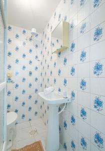 a bathroom with a sink and blue and white tiles at GRJA011- Frente ao mar | Localização ideal com 3Q in Balneário Camboriú