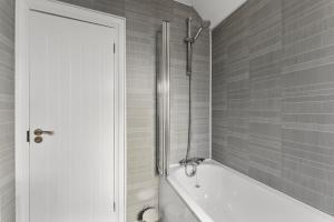 Ένα μπάνιο στο Spacious 4 Bed In Cambridge - Garden - Games Room +45 φωτογραφίες