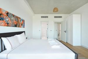 Postel nebo postele na pokoji v ubytování Beautiful Bright Modern 2bd2bath Poolgym! #219