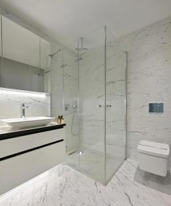 Koupelna v ubytování Beautiful Bright Modern 2bd2bath Poolgym! #219