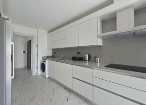 Kuchyň nebo kuchyňský kout v ubytování Beautiful Bright Modern 2bd2bath Poolgym! #219