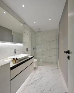 Koupelna v ubytování Beautiful Bright Modern 2bd2bath Poolgym! #219