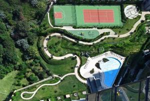 Bazén v ubytování Beautiful Bright Modern 2bd2bath Poolgym! #219 nebo v jeho okolí