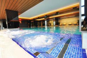 Bazén v ubytování Beautiful Bright Modern 2bd2bath Poolgym! #219 nebo v jeho okolí
